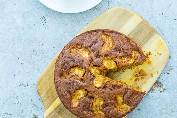 Easy Apple and Cinnamon Cake