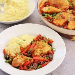 Looking for a totally delicious way to shake up your midweek meal routine? Then you have to try my Easy Chicken Cacciatore! It’s an easy peasy version of this comfort food classic, that can be made in under an hour without even switching on your oven. Serve with wodges of creamy mashed potato for the culinary equivalent of a great big hug. #chicken #cacciatore #chickencacciatore #chickenstew #stew #casserole #onepot #easydinners #easyentertaining #comfortfood #winterwarmers