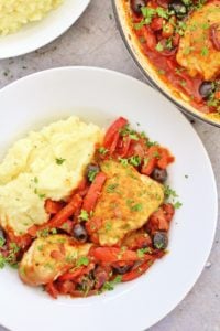 Looking for a totally delicious way to shake up your midweek meal routine? Then you have to try my Easy Chicken Cacciatore! It’s an easy peasy version of this comfort food classic, that can be made in under an hour without even switching on your oven. Serve with wodges of creamy mashed potato for the culinary equivalent of a great big hug. #chicken #cacciatore #chickencacciatore #chickenstew #stew #casserole #onepot #easydinners #easyentertaining #comfortfood #winterwarmers