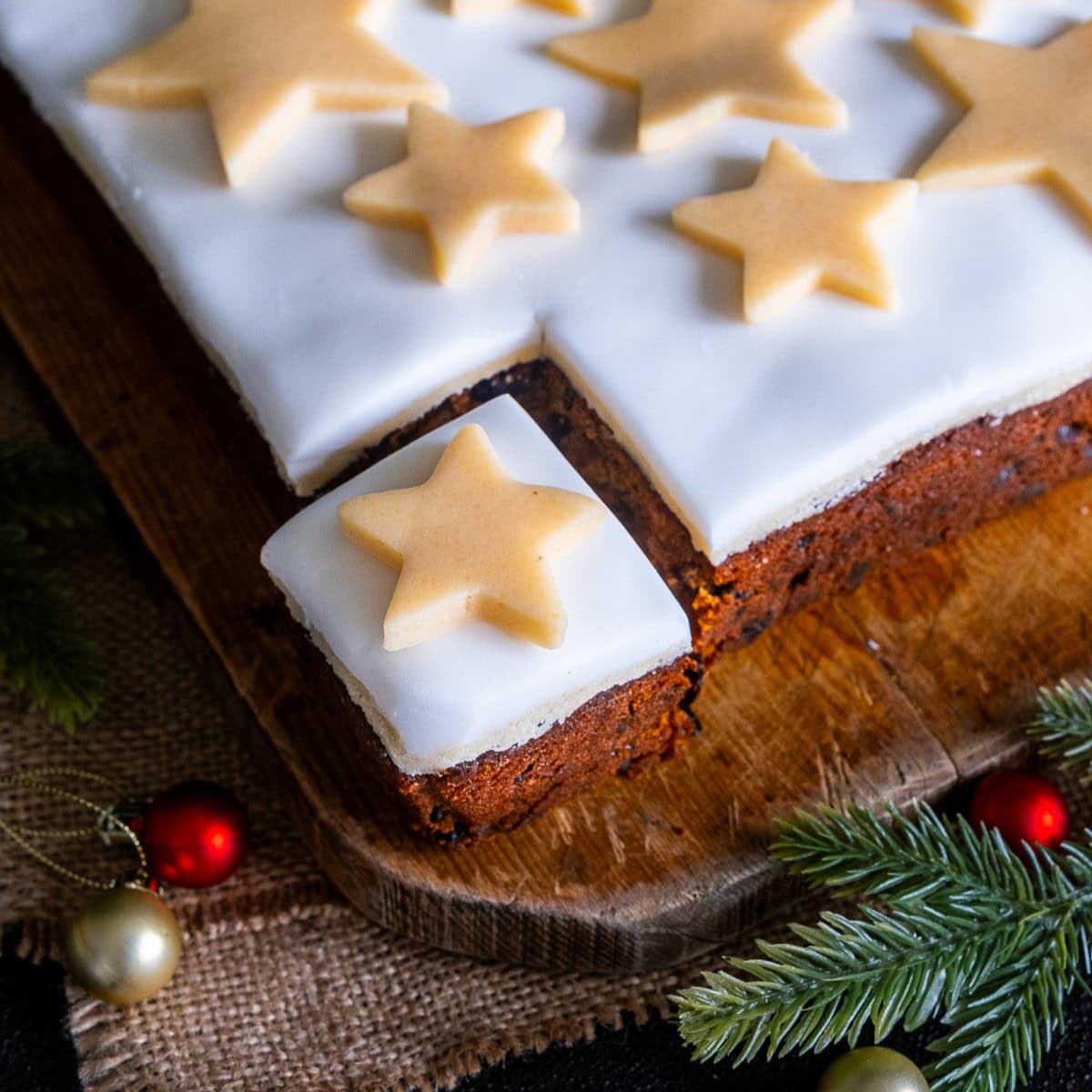 Easy Christmas Cake Traybake