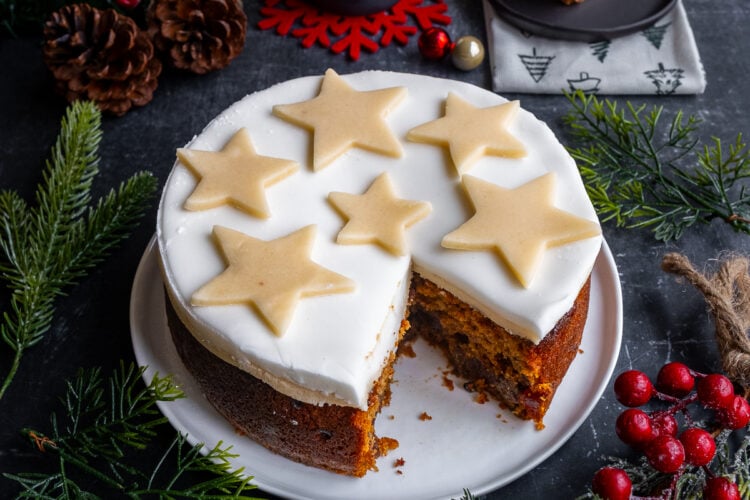 Easy Mincemeat Christmas Cake Hero