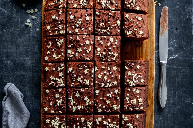 Easy Chocolate Traybake Cake Hero