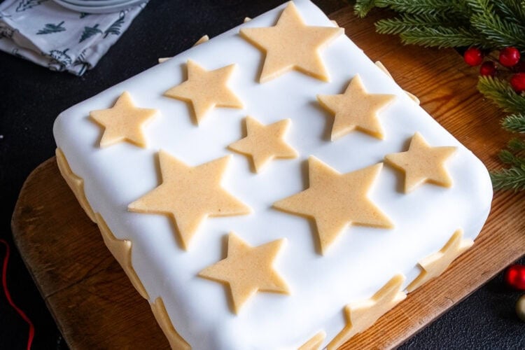 Easy Square Christmas Cake Hero